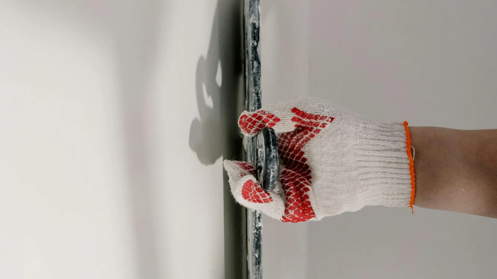 Wybór gładzi w praktyce: Od gipsu po polimery – kompendium wykonawcze