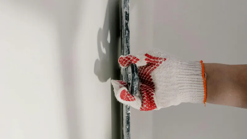 Wybór gładzi w praktyce: Od gipsu po polimery – kompendium wykonawcze